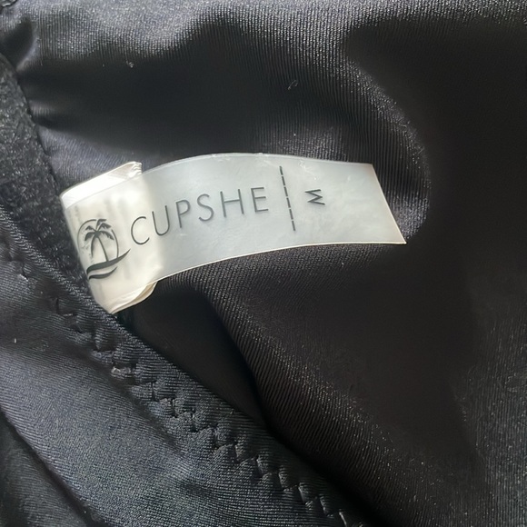 Cupshe scalloped edge one piece - Picture 3 of 3